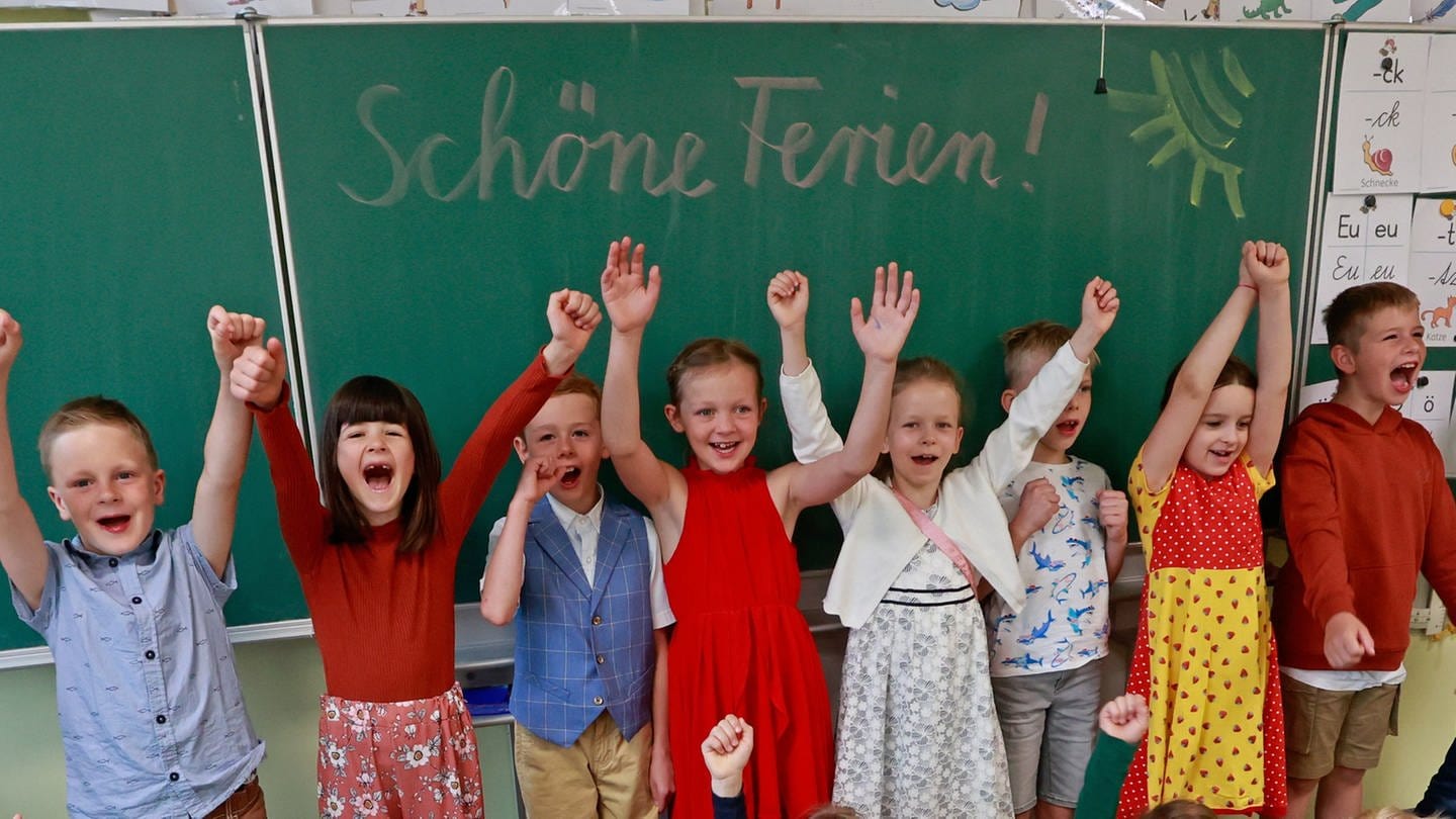 Kinder freuen sich. In Rheinland-Pfalz haben die Schulferien begonnen.