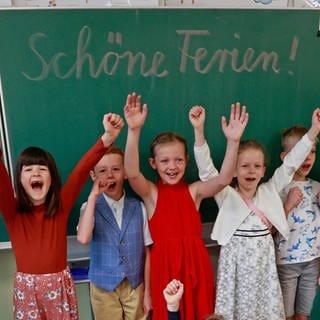 Kinder freuen sich. In Rheinland-Pfalz haben die Schulferien begonnen.