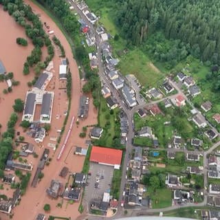 Überschwemmte Ortschaft aus der Luft