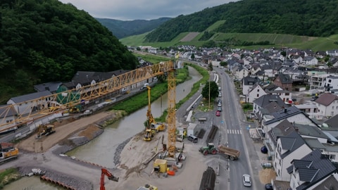 Drei Jahre nach der Flutkatastrophe im Ahrtal laufen noch immer die Arbeiten am Wiederaufbau. Die Bahnstrecke zwischen Ahrbrück und Walporzheim wird Ende 2025 fertig gestellt.