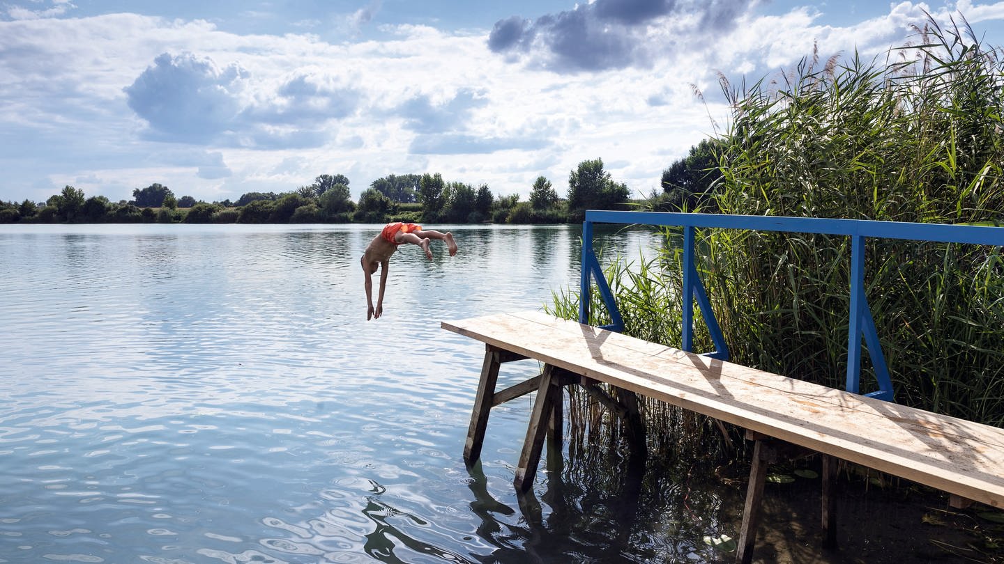 Badesee bei Neupotz, Pfalz: In den meisten der mehr als 60 Badeseen in Rheinland-Pfalz lässt es sich bedenkenlos schwimmen und baden.