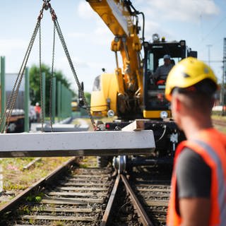 Die Arbeiten zur Sanierung der Riedbahn haben begonnen. Die wichtige Verbindung zwischen Frankfurt und Mannheim ist monatelang gesperrt.