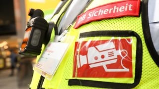 Ein Bahnmitarbeiter trägt die Bodycam bei der Arbeit, schaltet sie aber nur in heiklen Situation ein.