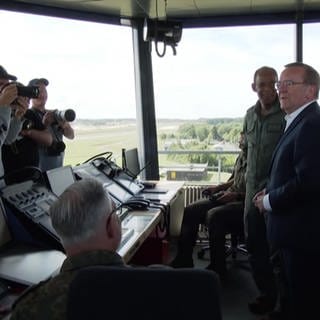 Bundesverteidigungsminister Boris Pistorius zusammen mit Soldaten der Bundeswehr