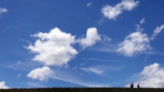 Nach Sonne und Hitze am Samstag, begleitet die schwülwarme Luft vom Sonntag die Menschen in Rheinland-Pfalz auch in die neue Woche. Zur Mitte der Woche sinken die Temperaturen dann wieder etwas.