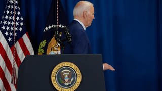 US-Präsident Biden verlässt nach einer Rede die Bühne | Biden verzichtet nun doch auf eine erneute Kandidatur für die nächste US-Präsidentschaft