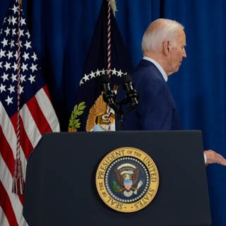 US-Präsident Biden verlässt nach einer Rede die Bühne | Biden verzichtet nun doch auf eine erneute Kandidatur für die nächste US-Präsidentschaft