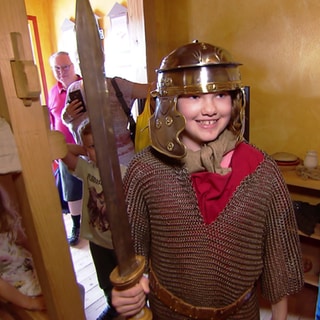 Ein Kind im Römer-Kostüm