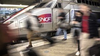 Ein TGV-Schnellzug - Unbekannte haben französische Bahn angegriffen