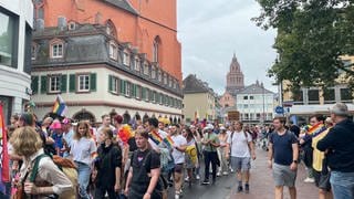 Rund 3.000 Menschen sind zum Christopher Street Day in Mainz gemeinsam bei einem Umzug durch die Innenstadt gezogen.