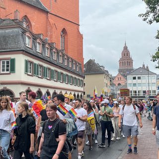 Rund 3.000 Menschen sind zum Christopher Street Day in Mainz gemeinsam bei einem Umzug durch die Innenstadt gezogen.