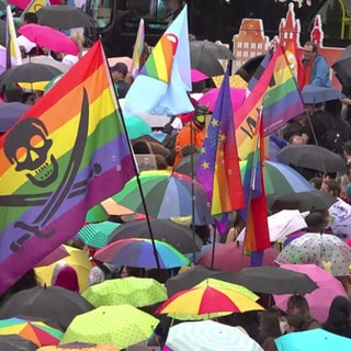 Regenschirme und Prideflaggen auf dem CSD in Trier