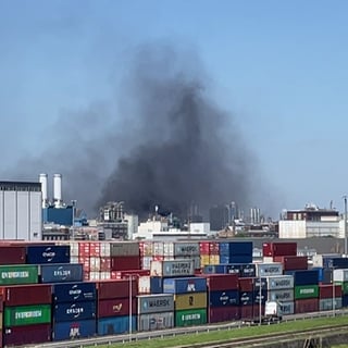 Rauchwolke steigt nach Explosion bei BASF in Ludwigshafen empor