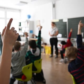 Mit dem Startchancen-Programm erhalten ab 1.August 200 Schulen in RLP mehr Geld, um Kinder, die es schwer haben, besser zu fördern.