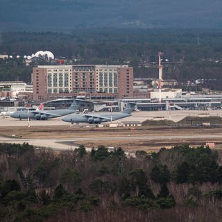 Auf dem Rollfeld der Ramstein Air Base stehen Flugzeuge der U.S. Air Force. 