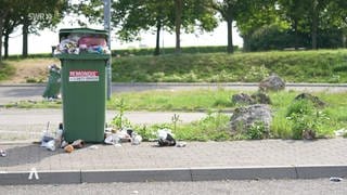 Überfillten Müll auf einem Parkplatz