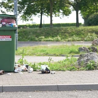 Überfillten Müll auf einem Parkplatz