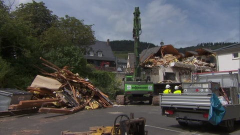 In Kröv an der Mosel haben am Freitag die Abrissarbeiten am eingestürzten Hotel begonnen. Möglicherweise soll die Leiche des Verschütteten bald geborgen werden. 