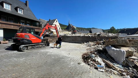 Viele Trümmerteile und Bauschutt nach dem Abriss des eingestürzten Hotels in Kröv.