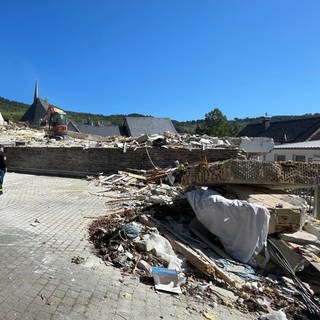 Viele Trümmerteile und Bauschutt nach dem Abriss des eingestürzten Hotels in Kröv.