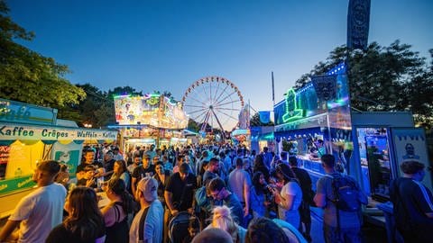 Tausende Besucher feiern auf dem Sommerfest 2024 in Koblenz.