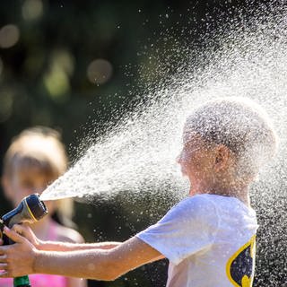 Abkühlung gefragt: In Rheinland-Pfalz ist die Woche mit viel Hitze gestartet. Die Sonne brennt, es wird heiß werden. (Bild: picture alliancedpa)