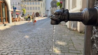 Am Jesuitenplatz in Koblenz kann rund um die Uhr kostenloses Trinkwasser aus dem Brunnen entnommen werden.