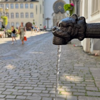 Am Jesuitenplatz in Koblenz kann rund um die Uhr kostenloses Trinkwasser aus dem Brunnen entnommen werden.