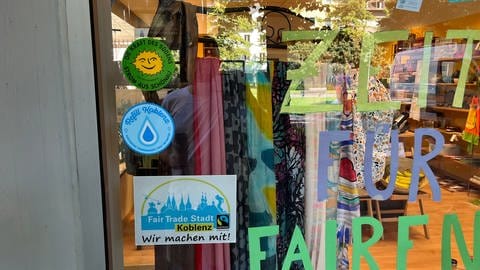 Am Weltladen in Koblenz gibt es einen blauen "Refill Koblenz"-Sticker am Schaufenster. Jeder darf hier nach kostenlosem Trinkwasser fragen.