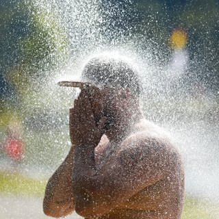 Sujetbild: Ein Mann duscht im Freibad | Der bundesweite Hitzerekord für das Jahr 2024 wurde am Montag in Bad Neuenahr-Ahrweiler gemessen