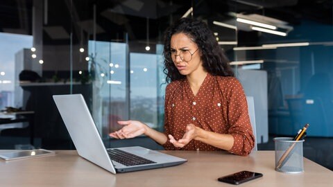 Frau ratlos am Computer