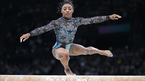 Simone Biles am Schwebebalken