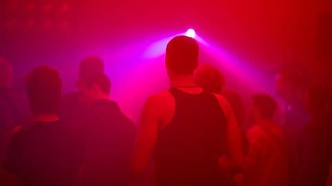 Leute tanzen im Club