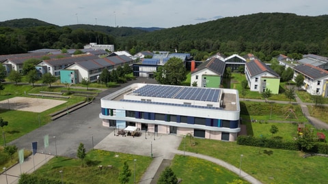 Der Umweltcampus Birkenfeld der Hochschule Trier. Hier wird im Labor ausgewertet, was für wirbellose Kleinstlebewesen sich in den Proben des Wassers der Ahr befinden.