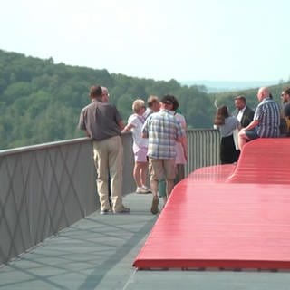 Besucher auf dem Panoramasteg