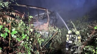 Die Feuerwehr löscht eine Industriehalle in Höhfröschen, die in der Nacht auf den 21. August Feuer gefangen hat.