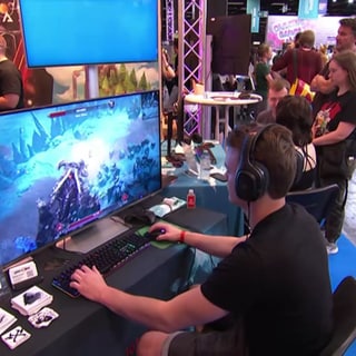 Gamescom Besucher am spielen