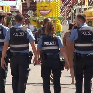 Polizei auf einem Volksfest