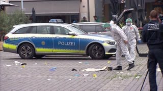 Ermittler untersuchen den Tatort der Messerattacke in Mannheim 