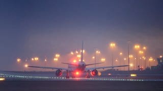 Die Bundesregierung hat erstmals seit drei Jahren wieder Menschen nach Afghanistan abgeschoben, darunter auch Personen aus Rheinland-Pfalz. Der Flug startete am Freitagmorgen von Leipzig aus.