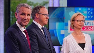 Mario Voigt (CDU, M), Vorsitzender der CDU in Thüringen und Spitzenkandidat, steht in einem Fernsehstudio bei der Runde der Spitzenkandidaten neben Björn Höcke (AfD), Partei- und Fraktionsvorsitzender der AfD in Thüringen und Spitzenkandidat, und Katja Wolf, Spitzenkandidatin des Bündnis Sahra Wagenknecht (BSW) in Thüringen.