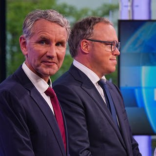 Mario Voigt (CDU, M), Vorsitzender der CDU in Thüringen und Spitzenkandidat, steht in einem Fernsehstudio bei der Runde der Spitzenkandidaten neben Björn Höcke (AfD), Partei- und Fraktionsvorsitzender der AfD in Thüringen und Spitzenkandidat, und Katja Wolf, Spitzenkandidatin des Bündnis Sahra Wagenknecht (BSW) in Thüringen.