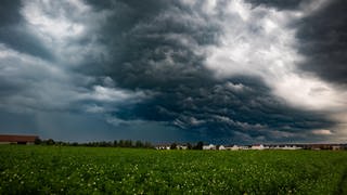 Erneut drohen in Rheinland-Pfalz Unwetter.