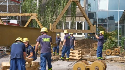 Helfer des Technischen Hilfswerks (THW) errichten eine Behelfsbrücke für die Ahr, die schon in wenigen Tagen eine Brücke, die an gleicher Stelle vom Hochwasser total zerstört wurde, ersetzen soll. 