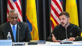 US-Verteidigungsminister Lloyd Austin (l.) und der ukrainische Präsident Wolodymyr Selenskyj in Ramstein.