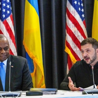 US-Verteidigungsminister Lloyd Austin (l.) und der ukrainische Präsident Wolodymyr Selenskyj in Ramstein.