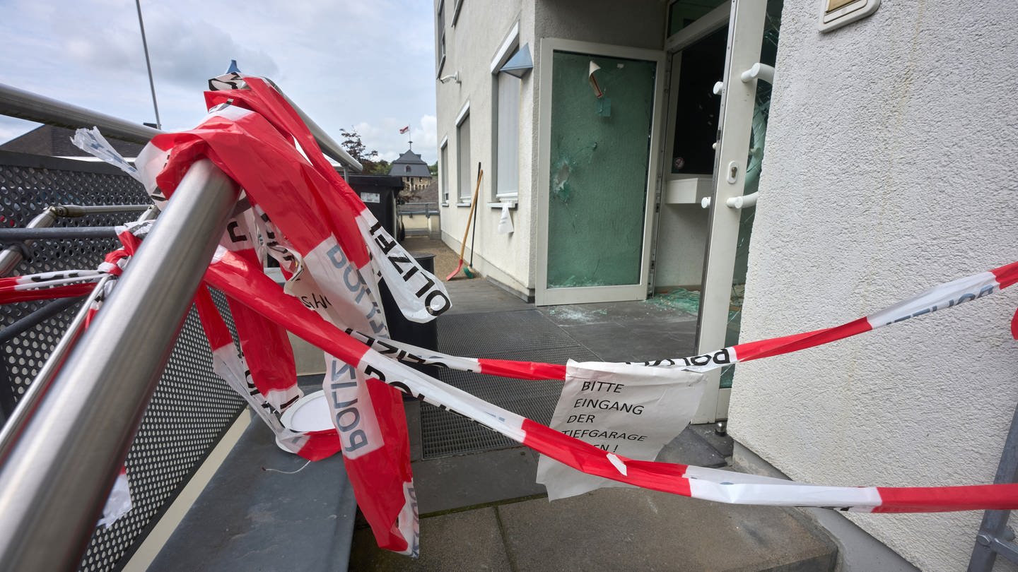 Der Angriff eines mit einer Machete bewaffneten Mannes auf die Polizeiinspektion in Linz am Rhein war offenbar islamistisch motiviert. Der mutmaßliche Täter schweigt bisher. (Bild: picture alliance/dpa | Thomas Frey)