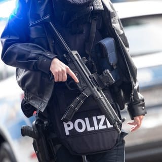 Nach dem Angriff in Linz auf eine Polizeiwache durch einen Mann mit einer Machete macht sich die Gewerkschaft der Polizei für mehr Personal stark.