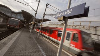 Der Zugverkehr im Großraum Frankfurt lag am Samstag zeitweise wegen einer technischen Störung still. Am Sonntag sollen die Züge wieder weitgehend nach Plan fahren. (Bild: dpa)