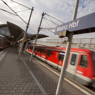 Der Zugverkehr im Großraum Frankfurt lag am Samstag zeitweise wegen einer technischen Störung still. Am Sonntag sollen die Züge wieder weitgehend nach Plan fahren. (Bild: dpa)